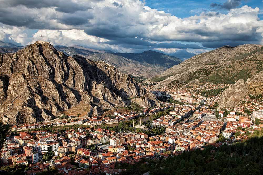 Amasya Dağların Avucunda