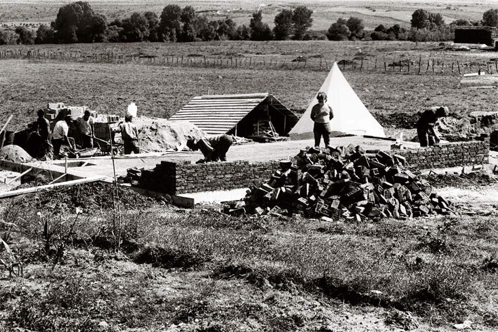Bir kimsesizler yurdu ya da yetimhane değil, bir ütopya adası. Dayanışmanın, eşitlikçi paylaşımın, yaşama sevincinin barınağı Nesin Vakfı. Aziz Nesin’i 103. doğum gününde saygıyla anıyoruz. Hepimiz Aziz Nesin’in büyüttüğü çocuklarız. 4g