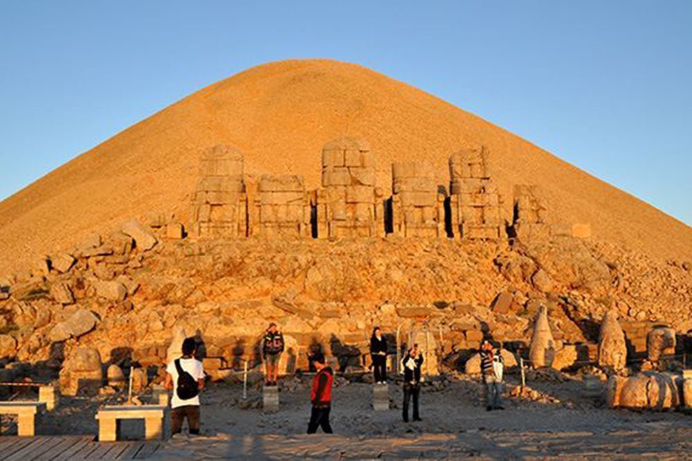 Nemrut Dağı’ndaki Tümülüsün Etrafına Duvar Örüldü