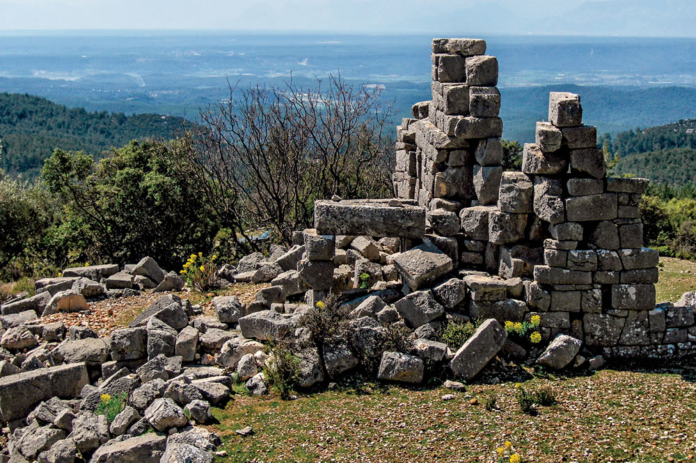 Pednelissos, Dağların Avcunda