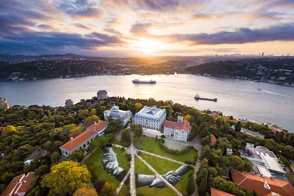 "Duvarların Ötesi" İstanbul'un Kalbinde 1