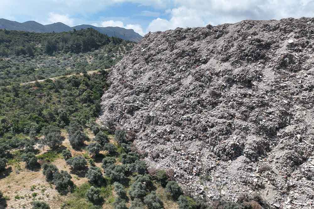 Hatay’daki Enkaz Atıkları Zehir Saçıyor 1